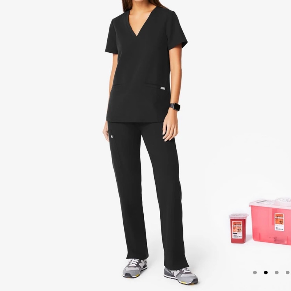 FIGS BLACK SCRUB SET
